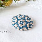 作品お花刺繍のオーバルブローチ．【ブルー×ベージュ】