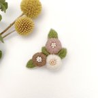 作品ウール刺繍のお花のブローチ＊ブラウン×くすみピンク