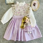 作品【受注制作サイズ80〜130】リバティ　クレアドルーン　子供服　26㎝ドール　お揃い　花柄　エプロンワンピース　パープル