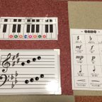 作品マグネット式五線譜ボード（グレー）、音楽記号表、ミニ鍵盤2枚セット