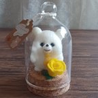 作品羊毛フェルト　ガラスドームに入った　薔薇の花を持つ　小さなころりんクマちゃん　父の日　プレゼント✨🎁✨(ホワイト)