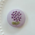 作品刺繍くるみボタンブローチ