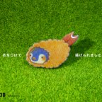 作品「エビフライ」ブローチ(ペンギン)