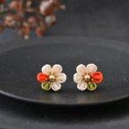 作品【アイボリー】レトロなお花ピアス★つまみ細工 ★ イヤリングに変更可