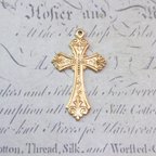 作品BEHOLD− 十字架 1個 ヴィクトリアン クロス キリスト教 チャーム アメリカ製 パーツ スタンピング ヴィンテージ風
