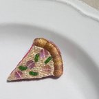 作品ピザ🍕刺繍ブローチ☻︎ふっくらサラミ