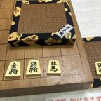 作品名人戦柄の将棋駒台　畳は茶色メセキの新作です。駒24-7
