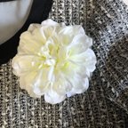 作品【55％OFF】コサージュ　どんな洋服にも合うお洒落な白  シンプル  ダリア　人気　白　造花　アーティフィシャルフラワー