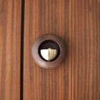 作品ドアベル 優しい音のドアチャイム 木製 真鍮 玄関 磁石 ホーム 店舗 (小さい円型-ウォールナット)