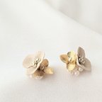 作品ピアス☆白とゴールドのお花と小粒バロックパール　オケージョン　卒業式　入学式☆