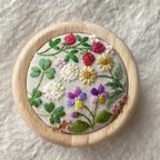 作品【再販1】リネンと刺繍の野の花の木製小物入れ