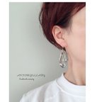 作品☆マーブルファセット×メタルフープピアス／イヤリング☆クリームブラック／大きめデザイン／再販／大ぶり