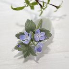 作品布花🌿ちっちゃなブルーの小花が可愛い野の花。オオイヌノフグリのブローチ