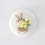 作品ミモザの花束を抱えるうさぎ　手刺繍ブローチ