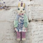 作品刺繍ブローチ 花柄チュニックを着たウサギ