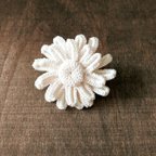 作品アイリッシュクロッシェレースのマーガレットブローチ　ベージュ　irish crochet brooch