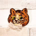 作品おすまし顔の猫 刺繍ブローチ