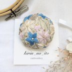 作品リネンのふっくら刺繍ブローチ　くるみボタン　ヘアゴム