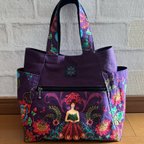 作品女性と花柄＆パープル帆布のハンドバッグ