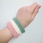 作品hand knitting バングル〈3トーンカラー〉　ニットブレスレット/引き揃え糸ブレスレット/ファンシーヤーン雑貨/ハンドニット/ファッション雑貨/アクセサリー/リストバンド