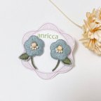 作品葉っぱ付きお花刺繍ピアスorイヤリング❁︎ くすみブルー