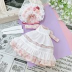 作品【送料無料】リカちゃんお洋服、ピンクの薔薇柄エプロンドレスセット（ワンピース、エプロン、ボンネット、靴下）（113）