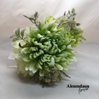 作品緑の大輪菊が華やかな和装髪飾り