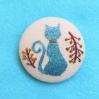 作品ブルーのネコと木の実☆くるみボタン刺繍ブローチ