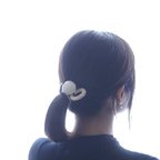 作品Wood hairtie◎ネイビー×ベージュのバイカラーゴム　ウッドヘアゴム兼ブレスレット 