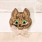 作品いたずら顔の猫 刺繍ブローチ