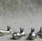 作品【Nさま　お取り置き分】　錫製箸置き　のびウサギ