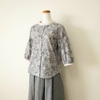 作品Monochrome flowers blouse ライトグレー Ｍ～Ｌサイズ