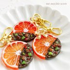 作品オランジェットショコラのチャーム(キーホルダー)ステッチリボンver( orange necklace/オレンジ/チョコレート/スイーツデコ/フェイクスイーツ/フェイクフード/食品サンプル)