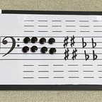作品マグネット五線譜ボード　へ音記号　上下加線3本つき、ミニ鍵盤2枚