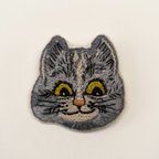 作品おすまし顔の猫 刺繍ブローチ（グレー）