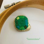 作品《エメラルド》5月誕生石刺繍ブローチ