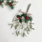 作品立体刺繍 ヒイラギ と ヤドリギ のスワッグ  オーナメント holly & mistletoe クリスマス