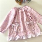 作品【yurie0627 オーダー品】半袖/長袖　パステルピンク　花柄とリボンのスモック　90-130cmリボンポケット　フリル付け可能　ブロード地　掛け紐付き　パステル　リバティ風　