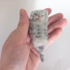 作品猫ミーム　羊毛フェルトで作ったミニチュアサイズの「頭を抱える猫」