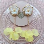 作品【ピアス】お花カボションと花びらのピアス【イエロー】