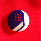 作品手刺繍くるみボタン/赤ステッチ(マグネット,ブローチ可)