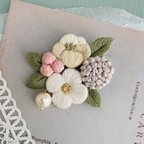 作品ナチュラルブーケの刺繍ブローチ