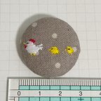 作品【B品】鶏とひよこ親子のくるみボタンブローチ