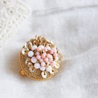 作品刺繍brooch　桜色のコンクシェル