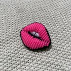 作品【ブローチ】リップブローチ💄ver歯(ネオンピンク)【ビーズ刺繍】