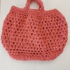 作品コーラルピンクの手編みバッグ