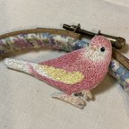 作品小鳥の刺繍ブローチ アキクサインコ ルビノー L