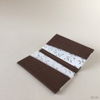 作品２つ折りパスケース/定期入れ　白地に銀の小花×こげ茶