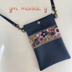 作品ショルダーバッグ　スマホショルダー　合皮　ネイビー　花柄刺繍