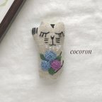 作品マモリネコ𖤊紫陽花〜お守りブローチ【刺繍 招き猫】